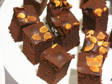 Beyaz arka planda lezzetli tatlıya yakın çekim