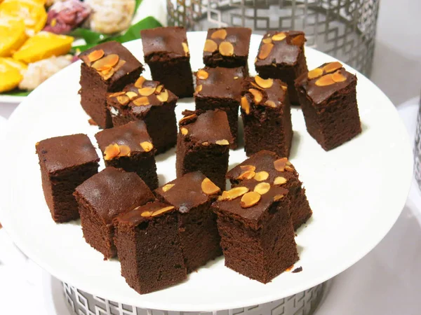 Beyaz arka planda lezzetli tatlıya yakın çekim