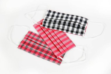 Damalı kumaş yüz maskelerinin yakın plan görüntüsü