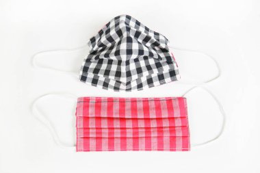 Damalı kumaş yüz maskelerinin yakın plan görüntüsü