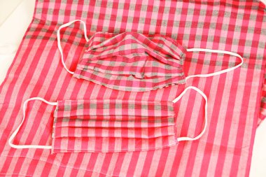 Damalı kumaş yüz maskelerinin yakın plan görüntüsü