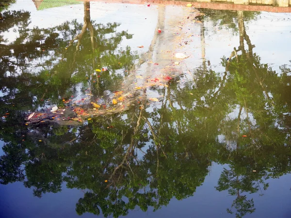 Lagoa Com Lixo Flutuando Água — Fotografia de Stock