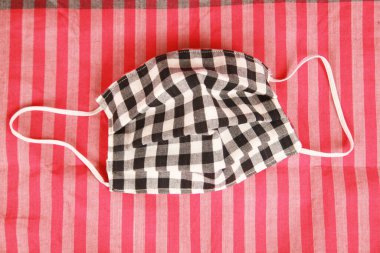 Damalı kumaş yüz maskelerinin yakın plan görüntüsü