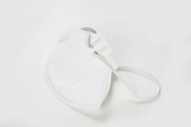 Beyaz arkaplanda tıbbi maskenin yakın plan görüntüsü