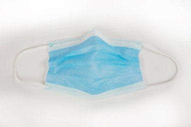 Beyaz arkaplanda tıbbi maskenin yakın plan görüntüsü