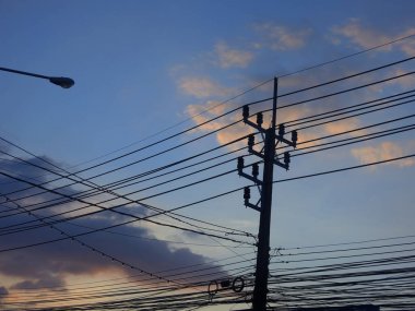 yüksek voltajlı elektrik hatları ve gökyüzü