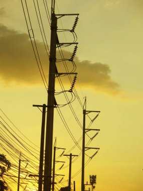 yüksek voltajlı elektrik hatları ve gökyüzü