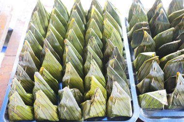 Tayland tatlısı, buharda pişmiş kremalı pilav, muz yapraklarına sarılmış..