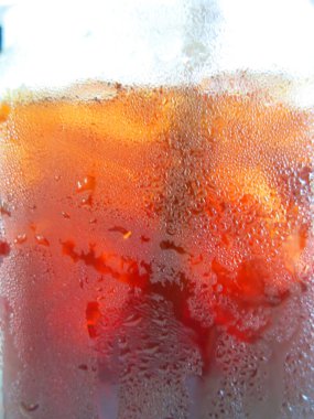 Bardaktaki soğuk içeceğin yakın plan görüntüsü