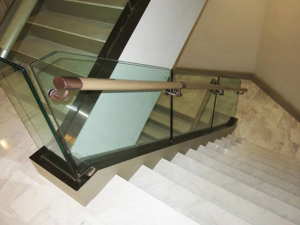 Moderne Treppe Aus Weißem Marmor Für Luxuriöse Innenausstattung — Stockfoto