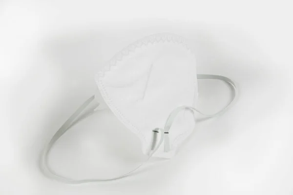 Beyaz Arkaplanda Tıbbi Maskenin Yakın Plan Görüntüsü — Stok fotoğraf