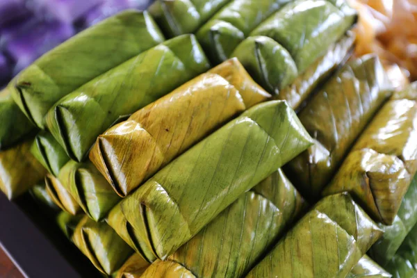 Таїландський Десерт Sticky Rice Припареним Заварним Кремом Загорнутий Листя Бананів — стокове фото