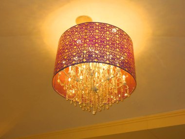 Tavanda zarif bir avize. 