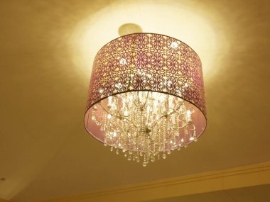 Tavanda zarif bir avize. 