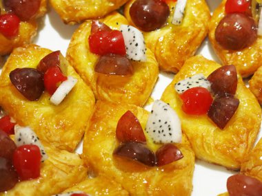 beyaz zemin üzerine taze tropikal meyveler