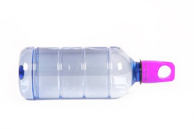 Beyaz arka planda bir şişe su 