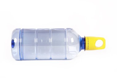 Beyaz arka planda bir şişe su 