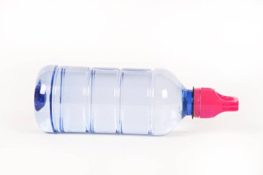 Beyaz arka planda bir şişe su 