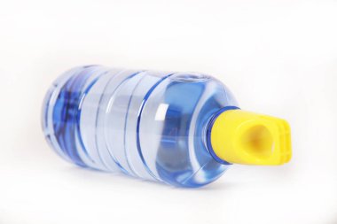 Beyaz arka planda bir şişe su 