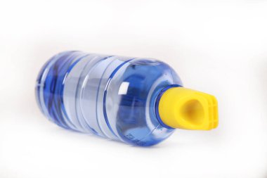 Beyaz arka planda bir şişe su 