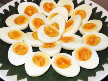 Lezzetli pişmiş yumurtaların yakın plan görüntüsü 