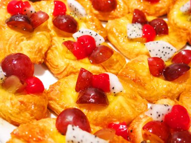 beyaz zemin üzerine taze tropikal meyveler