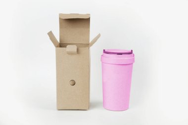 Beyaz arkaplanda karton kutu