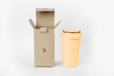 Beyaz arkaplanda karton kutu