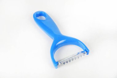 beyaz zemin üzerinde mutfak aletleri