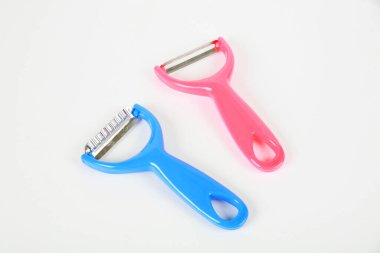 beyaz zemin üzerinde mutfak aletleri