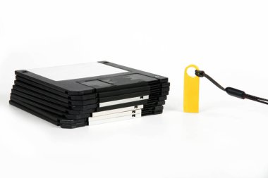 Disketler beyaz arkaplanda izole edildi