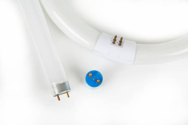 Beyaz arkaplanda elektrik kablosu