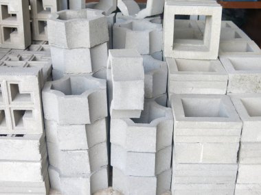 Beyaz arka planda beton kutular var. Bina, duvar ve malzemeler için inşaat alanı
