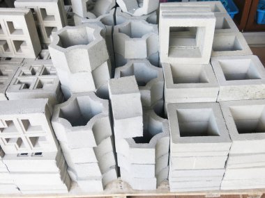 Beyaz arka planda beton kutular var. Bina, duvar ve malzemeler için inşaat alanı