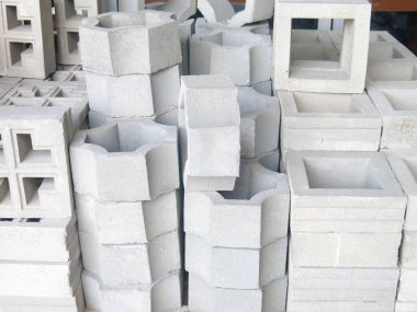 Beyaz arka planda beton kutular var. Bina, duvar ve malzemeler için inşaat alanı