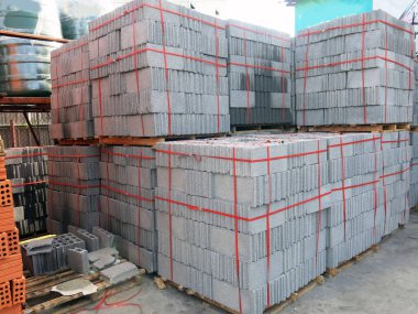 Beyaz arka planda beton kutular var. Bina, duvar ve malzemeler için inşaat alanı