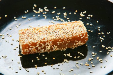 Siyah arkaplanda susam tohumları   