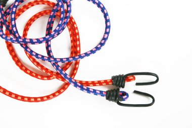 İpler ve zincirler beyaz arkaplanda izole edildi