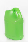 Zelená plastová nádoba na bílém pozadí