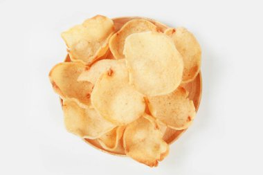 Beyaz arkaplanda çıtır çipler