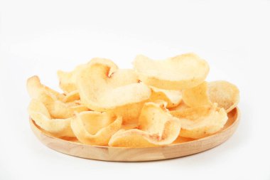 Beyaz arkaplanda çıtır çipler