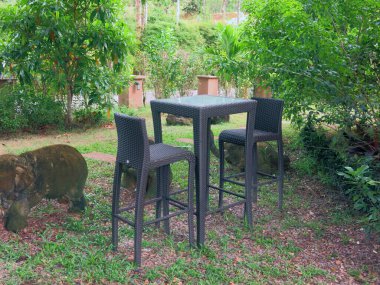 Masası ve sandalyeleri olan açık hava terası. 