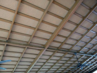 Modern bir binanın içinde.