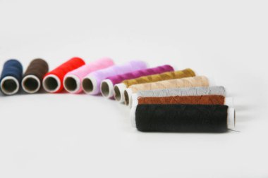 Beyaz arka plan üzerinde renkli dikiş ipliği 