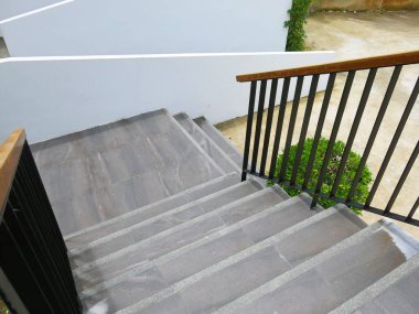 Merdivenleri ve parmaklıkları olan modern mimari