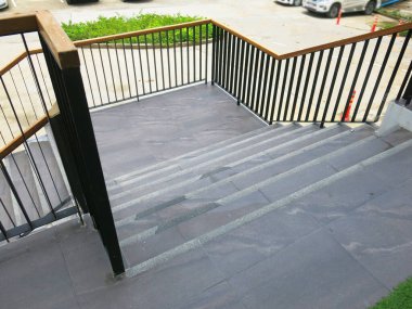 Merdivenleri ve parmaklıkları olan modern mimari