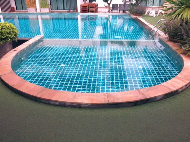 Mavi su açık yüzme havuzu