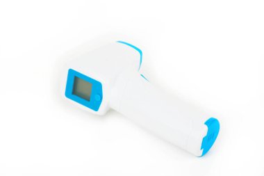 Beyaz arkaplanda izole edilmiş kızılötesi termometrenin yakın görüntüsü