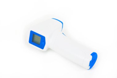 Beyaz arkaplanda izole edilmiş kızılötesi termometrenin yakın görüntüsü