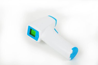 Beyaz arkaplanda izole edilmiş kızılötesi termometrenin yakın görüntüsü